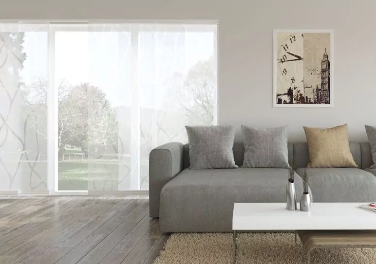 Wohnzimmer mit stilvollen Vorhängen
